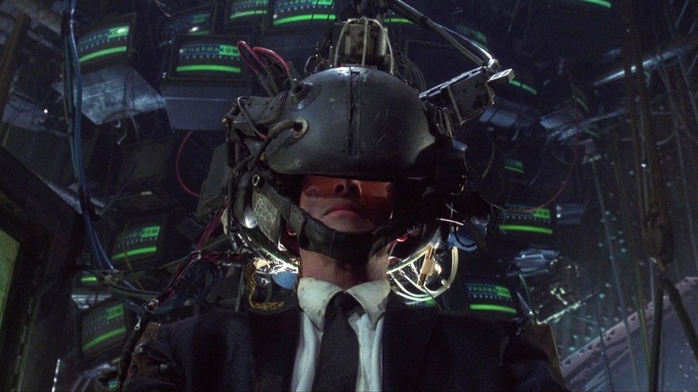Johnny attaché à une machine dans Johnny Mnemonic