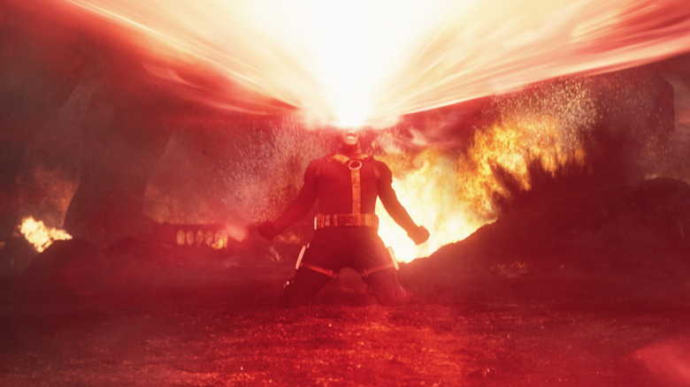 Cyclope hurlant alors qu'il lâche une explosion optique dans Avengers : Doomsday