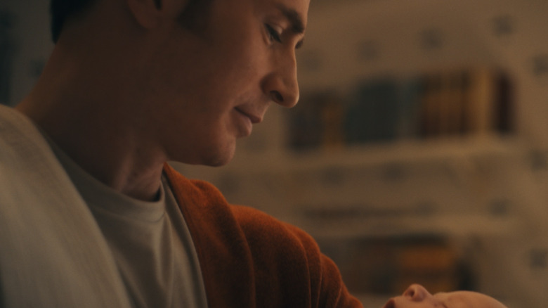 Steve Rogers sourit à un bébé dans Avengers : Doomsday
