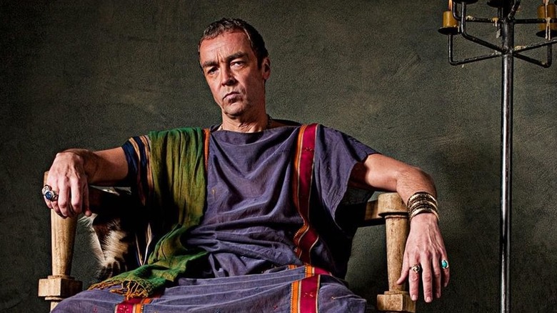 Quintus Lentulus Batiatus se prélasser sur une chaise