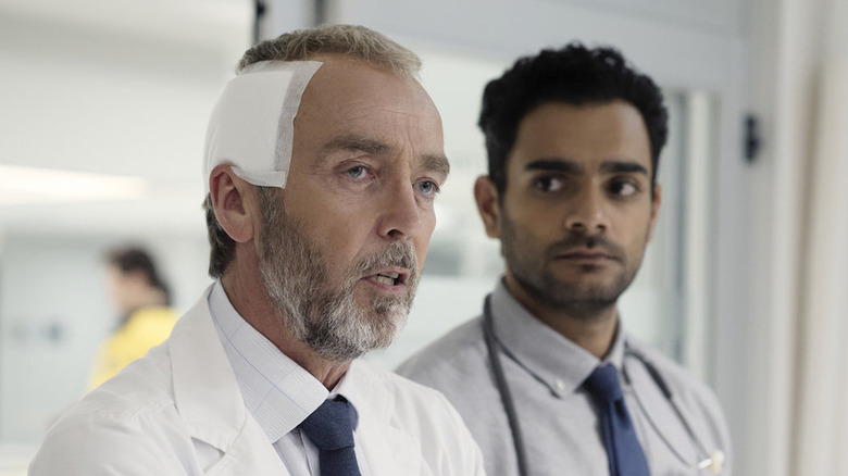 Dr Jed Bishop avec un bandage sur la tête