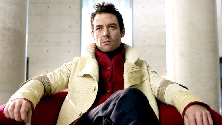 Trevor Goodchild dans Aeon Flux assis sur une chaise