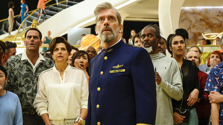 Capitaine Ryan Clark debout devant des passagers sur l'avenue 5 (2020 - 2022)