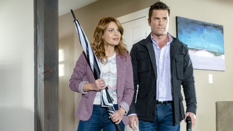 Aurora et Martin debout dans un couloir 