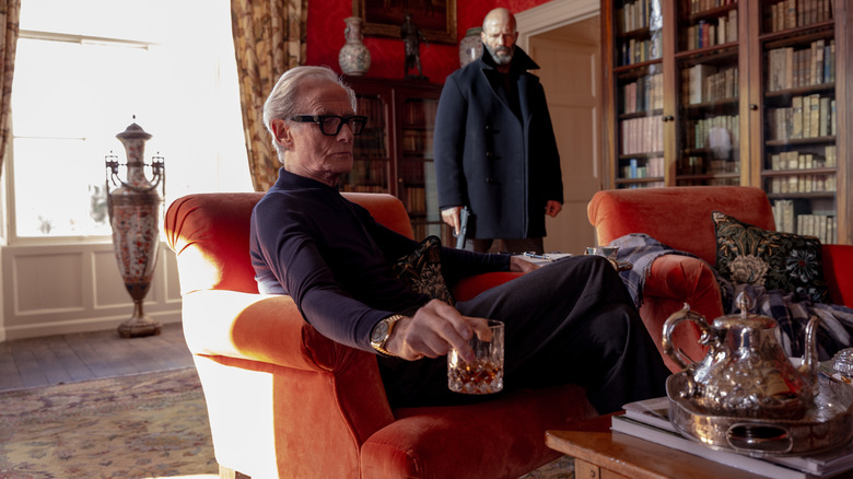 Mason debout à côté de Steven Manafort assis