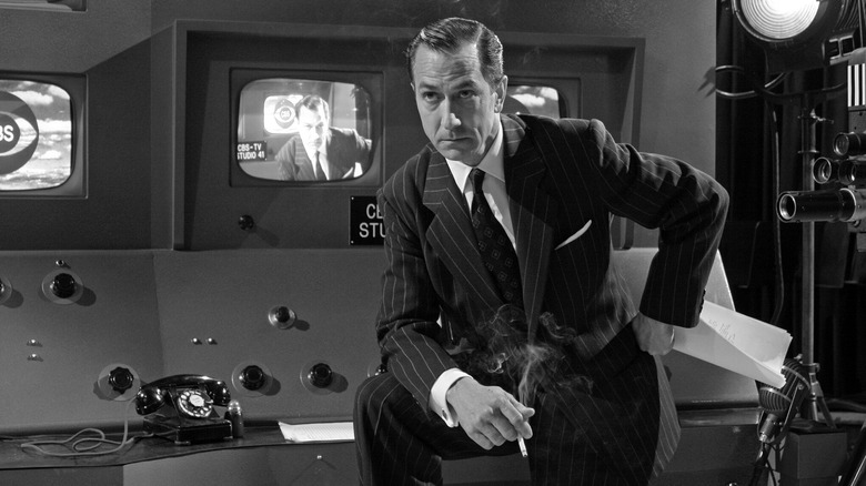 Edward Murrow est assis sur un panneau de commande de télévision dans 