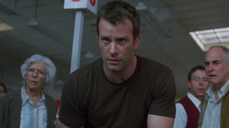 David tire une corde pendant que les gens regardent à l'intérieur 