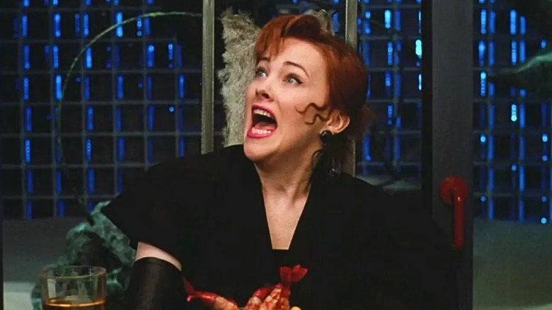 Delia crie à table dans Beetlejuice