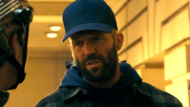 Adam Clay porte un chapeau 