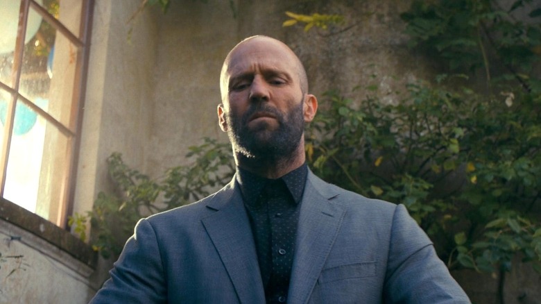 Adam Clay porte un costume 