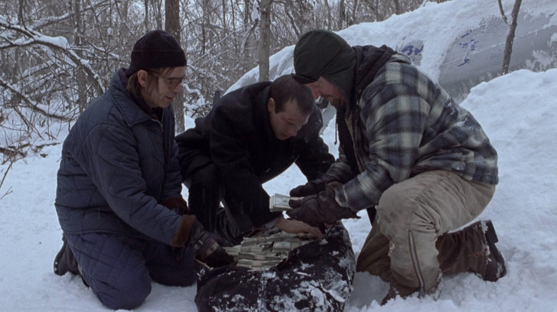 Jacob, Hank et Lou regardant à travers un sac polochon rempli d'argent dans A Simple Plan
