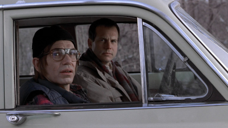 Lou et Hank assis dans une voiture dans A Simple Plan