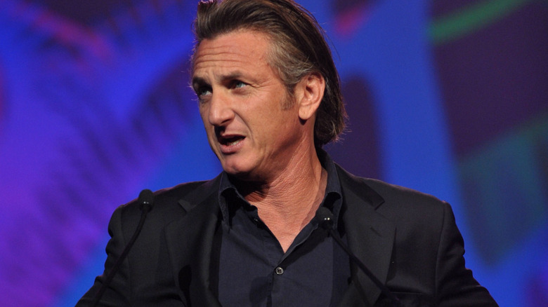 Sean Penn parle dans un micro