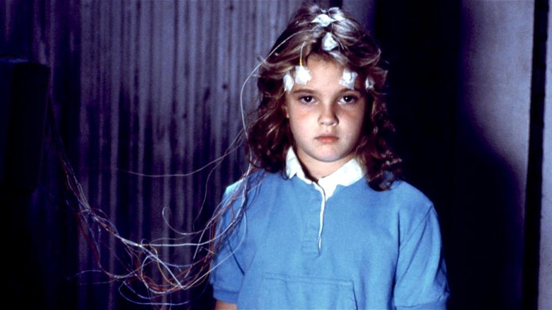 Charlie McGee debout avec des fils attachés à la tête dans Firestarter (1984)