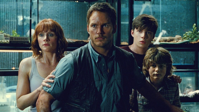 Owen, Claire, Zach et Gray dans le laboratoire secret du Dr Wu dans Jurassic World