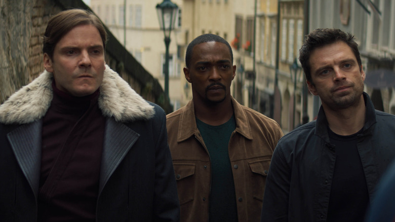 Zemo, Sam Wilson et Bucky debout ensemble dans