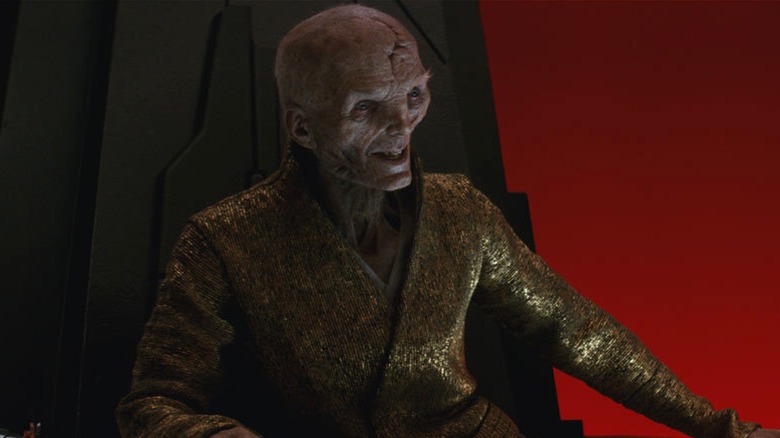 Snoke sourit sur sa chaise dans Star Wars : Les Derniers Jedi
