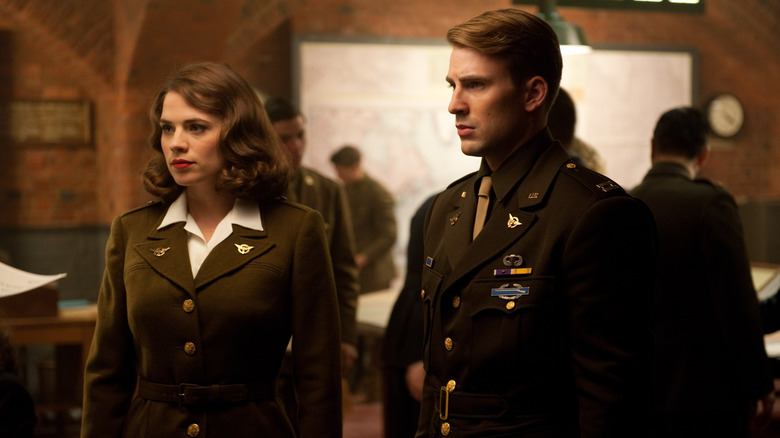 Steve Rogers et Peggy Carter côte à côte en uniforme militaire