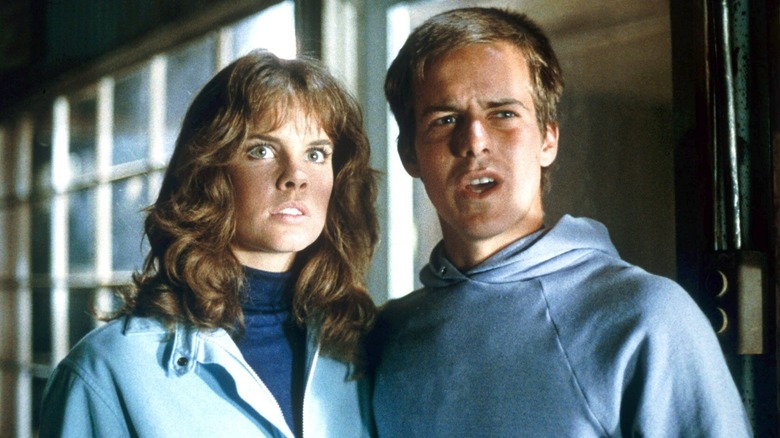 Dennis et Leigh se tiennent côte à côte