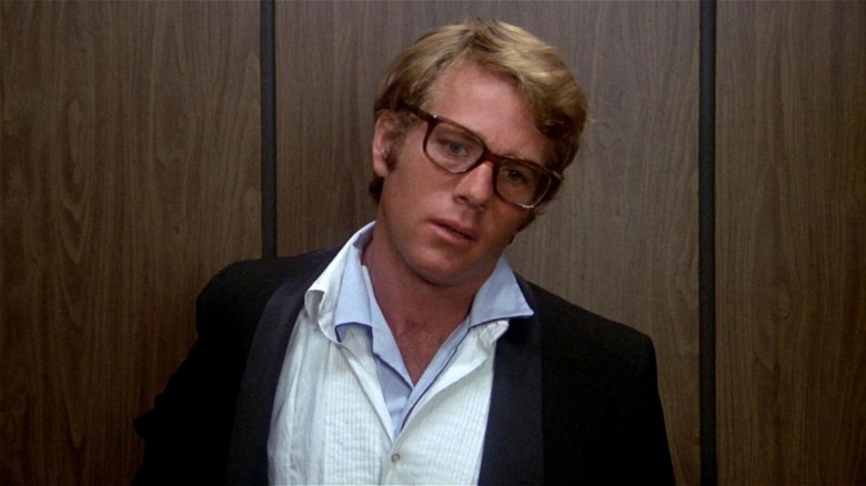 Howard Bannister debout dans un ascenseur