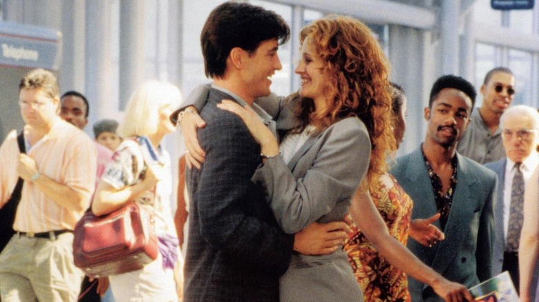 Michael saluant Julianne avec une joyeuse étreinte à l'aéroport de "Le mariage de mon meilleur ami"