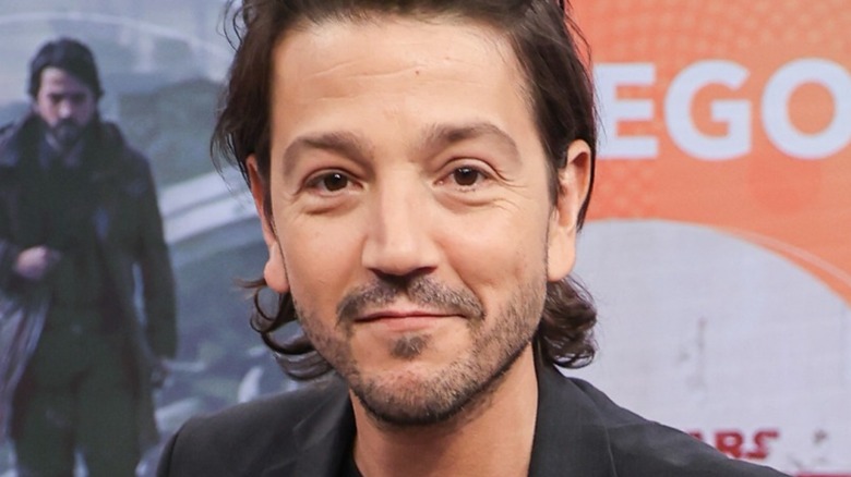 Diego Luna souriant devant les caméras