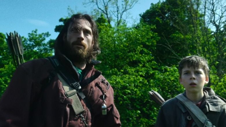 Jamie et Spike regardent un infecté au loin dans 28 ans plus tard