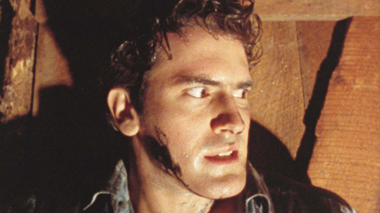 Ash Williams regarde sur le côté