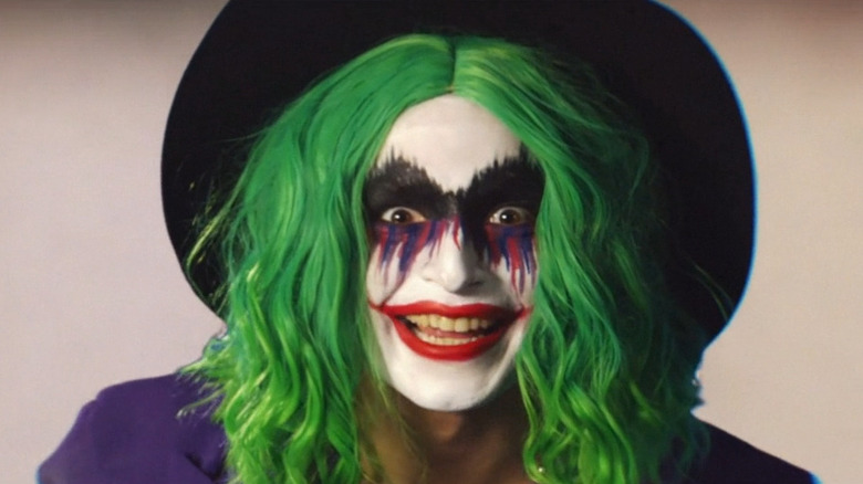 Joker l'Arlequin regarde d'un air menaçant dans The People's Joker