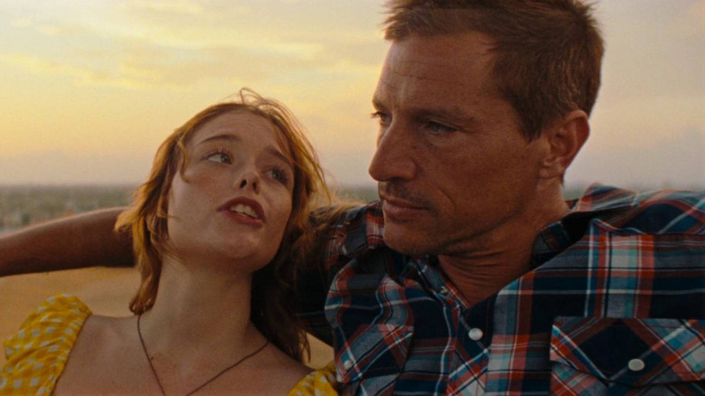 Raylee regarde Mikey pendant le coucher du soleil dans Red Rocket