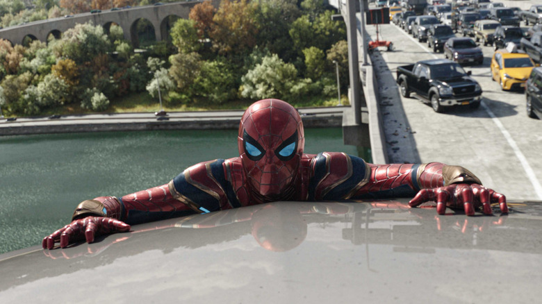 Spider-Man est suspendu au bord d'un immeuble