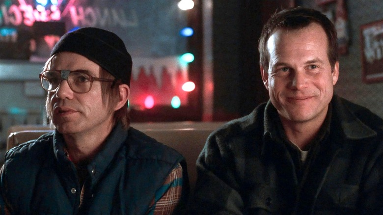 Jacob et Hank Mitchell assis l'un à côté de l'autre dans A Simple Plan