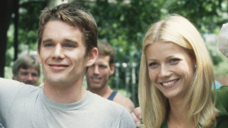 Ethan Hawke et Gwyneth Paltrow posent pendant le tournage 