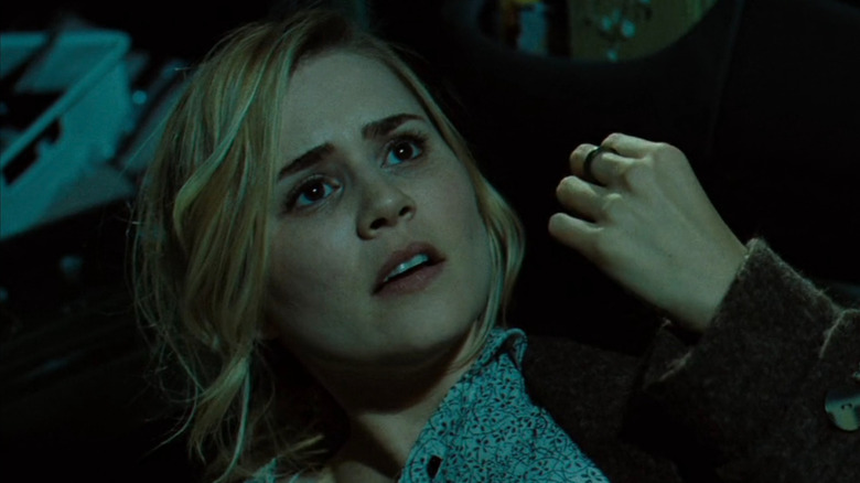 Christine Brown levant les yeux avec horreur