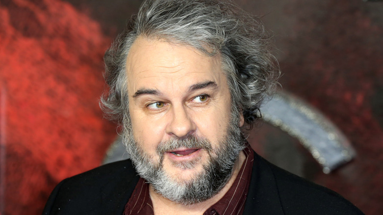 Peter Jackson avec barbe et cheveux gris