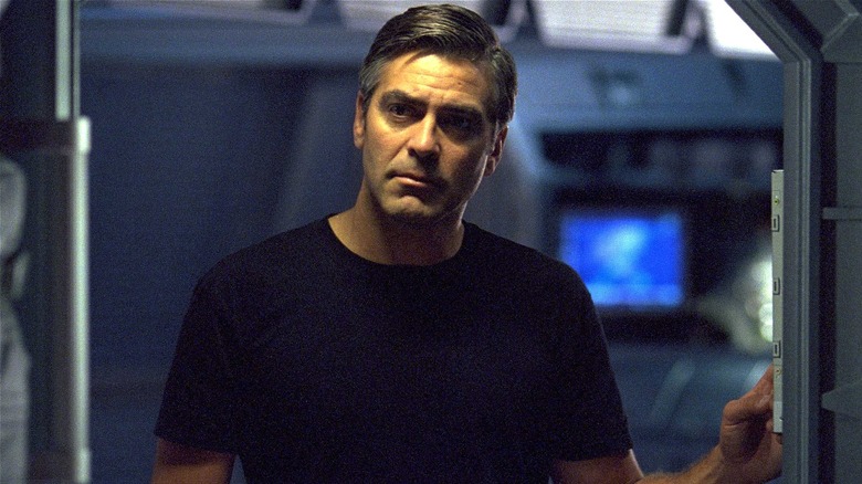 Chris marchant à l'intérieur du vaisseau dans Solaris (2002)