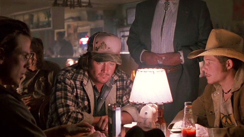 David, Mike et Bobby assis dans un bar dans Fire in the Sky