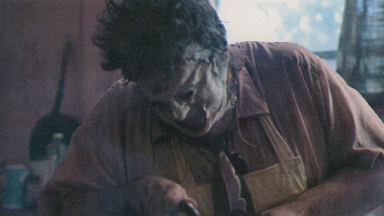 Leatherface travaille dans sa cuisine à