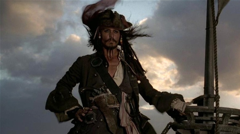 Jack Sparrow debout sur un bateau (2003)