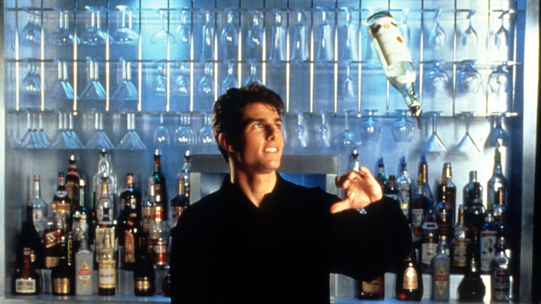 Brian Flanagan jetant une bouteille de vodka dans un cocktail