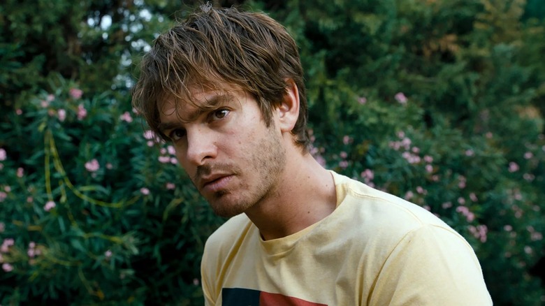 Sam debout près de quelques buissons dans Under the Silver Lake de 2018