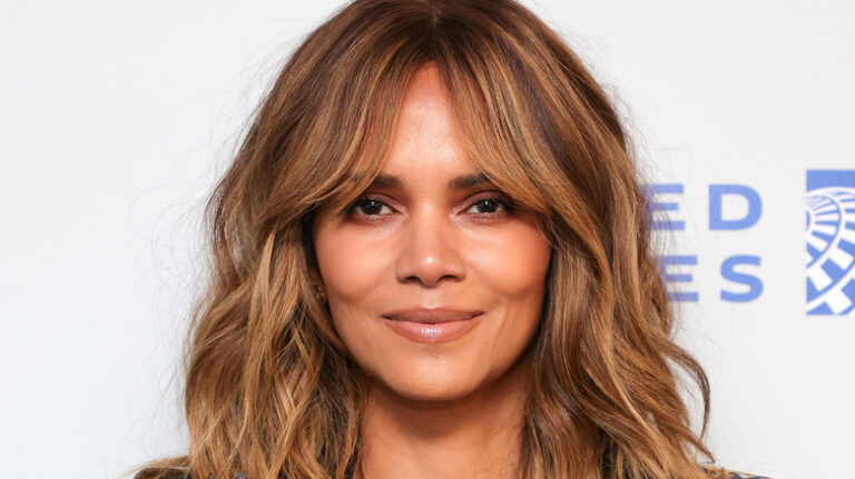 Nous comprenons enfin pourquoi Halle Berry a accepté son Razzie Award