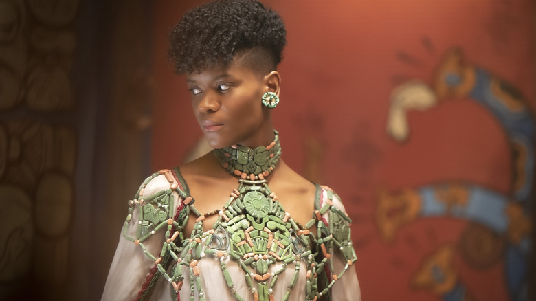 Shuri regarde de côté dans Black Panther : Wakanda Forever