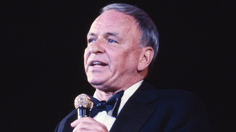 Frank Sinatra se produit à Los Angeles en 1980