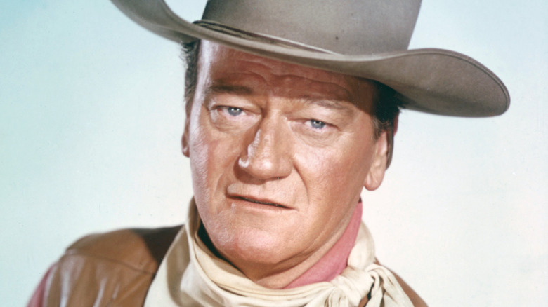 John Wayne avec un chapeau de cowboy et un foulard