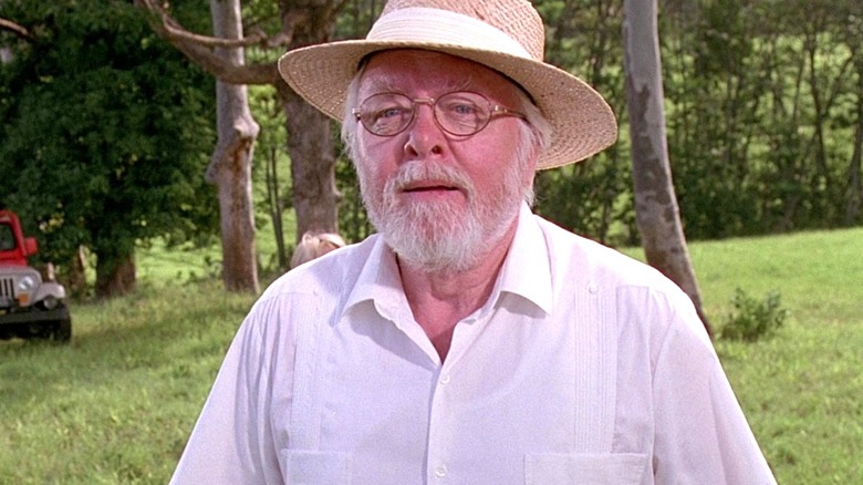 John Hammond debout dehors dans Jurassic Park