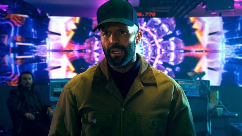 Adam Clay marchant dans le centre d'appels de