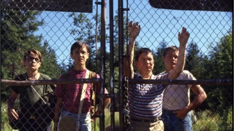 Les enfants contemplent la casse dans Stand By Me.