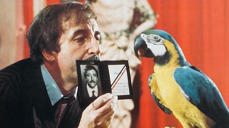 L'inspecteur Jacques Clouseau montre son insigne à un perroquet 