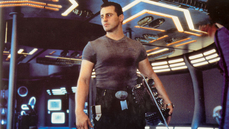 Le major Don West se tient au centre du navire 